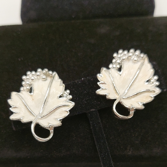 SARAH COVENTRY 'Whispering Leaves' Vintage 1959 Full Parure- Silver Tone Set - Picture 13 of 14